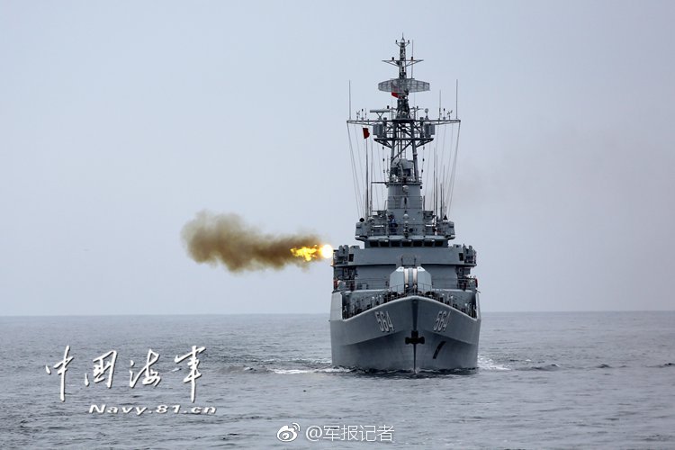 火力全开!海军某驱逐舰支队组织舰艇编队实弹