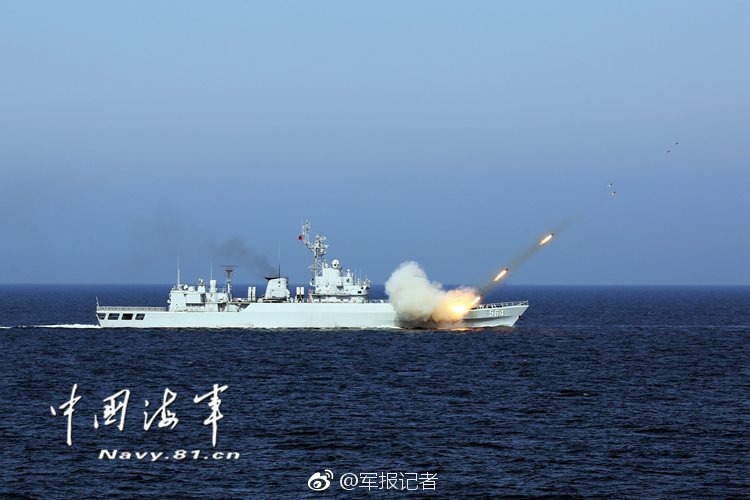 火力全开!海军某驱逐舰支队组织舰艇编队实弹