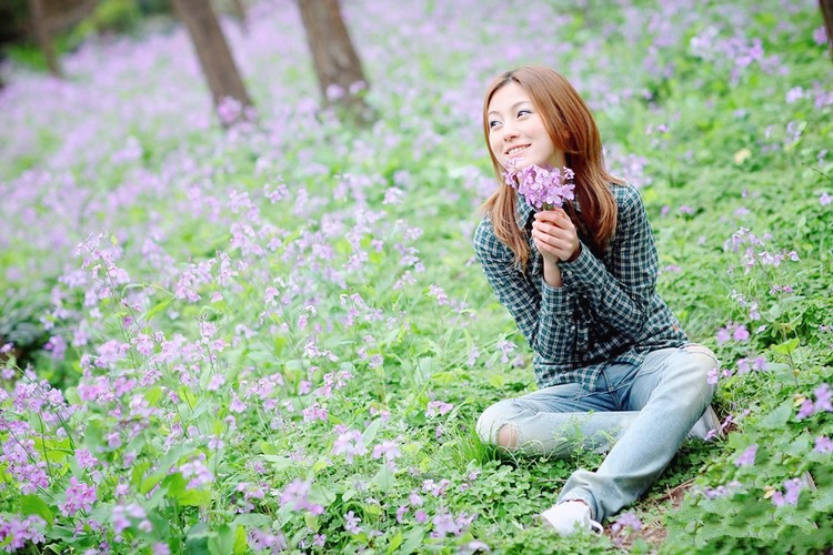 花开树下的唯美清秀微笑女子