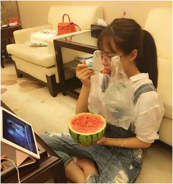 沈梦辰奶奶住破房子惹争议，引来一片骂声，沈梦辰回应获网友力挺