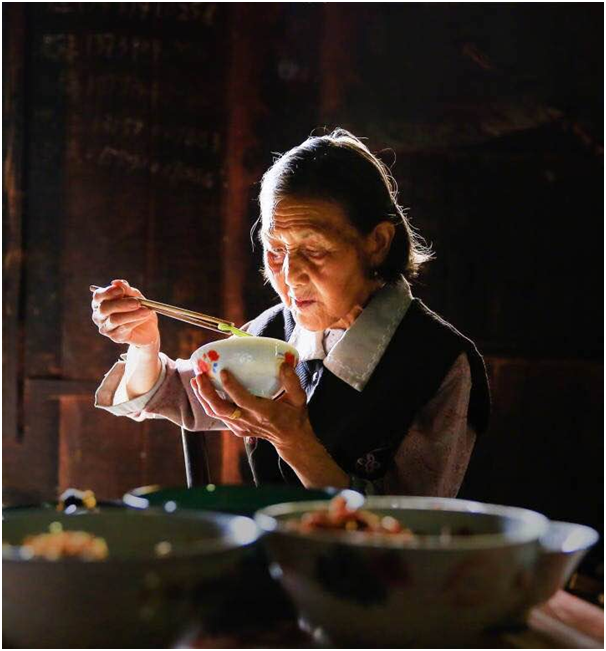 沈梦辰奶奶住破房子惹争议，引来一片骂声，沈梦辰回应获网友力挺