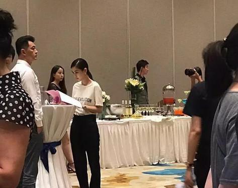 创业时代片场剧透图, 杨颖穿拖鞋真实身高暴露