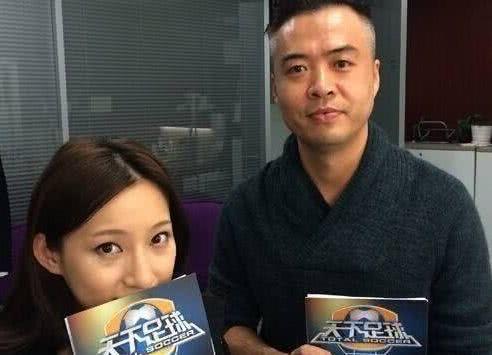 她是央视主持人, 曾因走秀门爆红, 如今过的怎