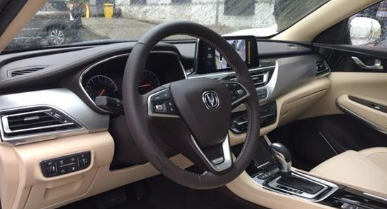 睿骋CC选用溜背式造型，1.5升涡轮增压发起机，百公里6.5L