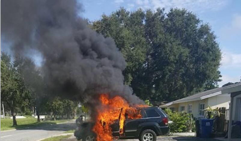 手机忘在车内忘记取出, 车主取车时却想抱头痛哭