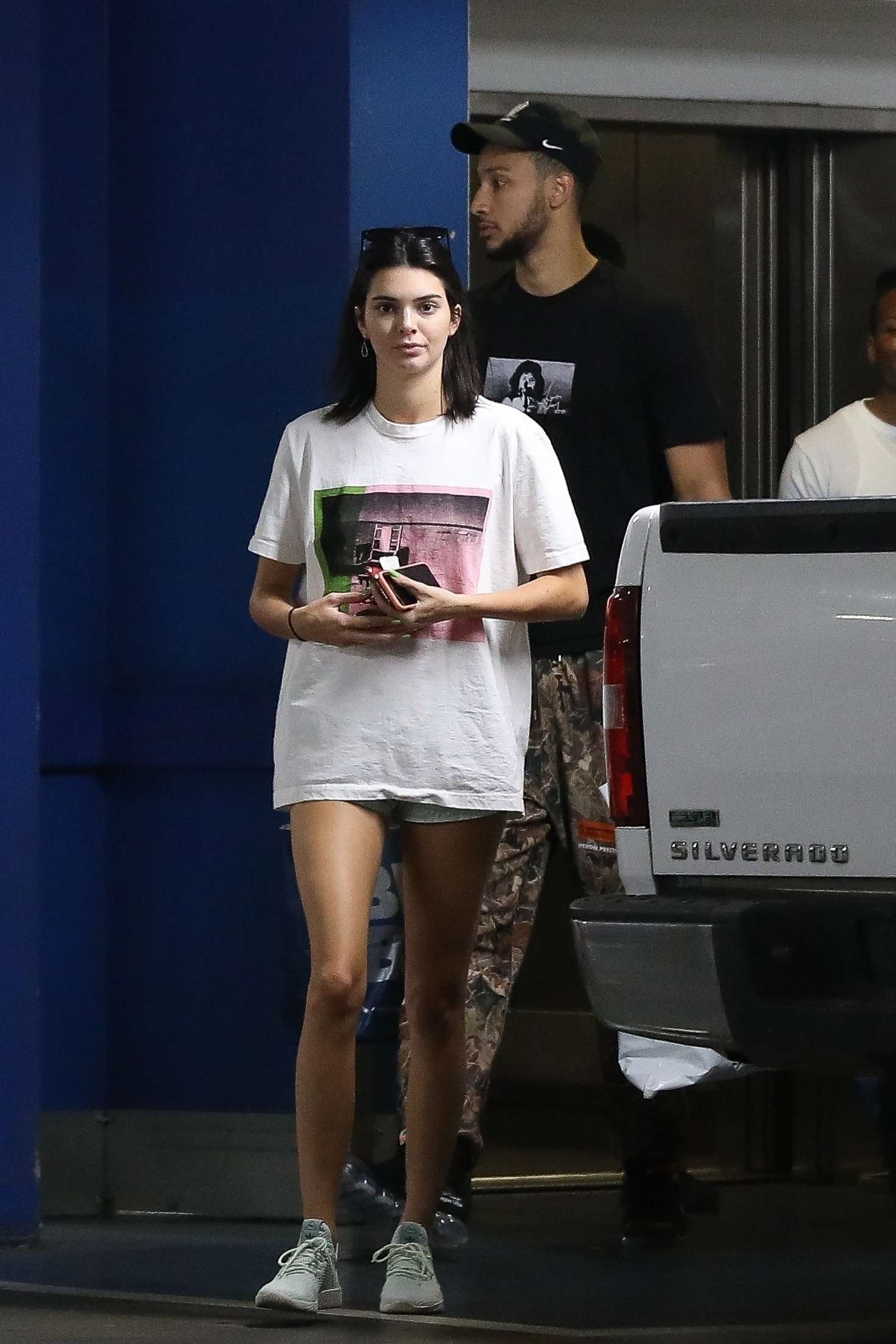 金小妹肯豆(kendall jenner)前日和本·西蒙斯(ben simmons)现身西