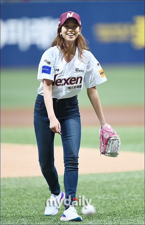 5月9日下午,韩国女模特李好贞在首尔天空巨蛋棒球场