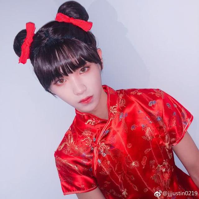 程潇跟Justin比春丽被抢风头,秀出大长腿救人气