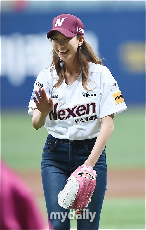 5月9日下午,韩国女模特李好贞在首尔天空巨蛋棒球场