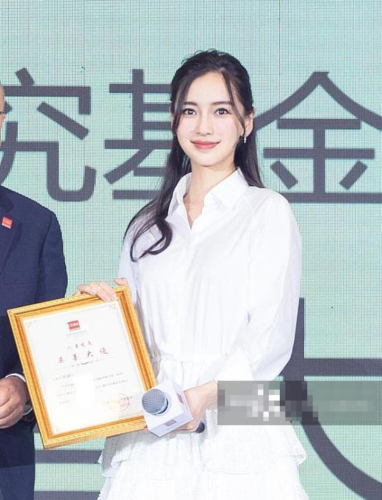 Angelababy脸崩嘴歪了? 然而脚背上的樱花才是