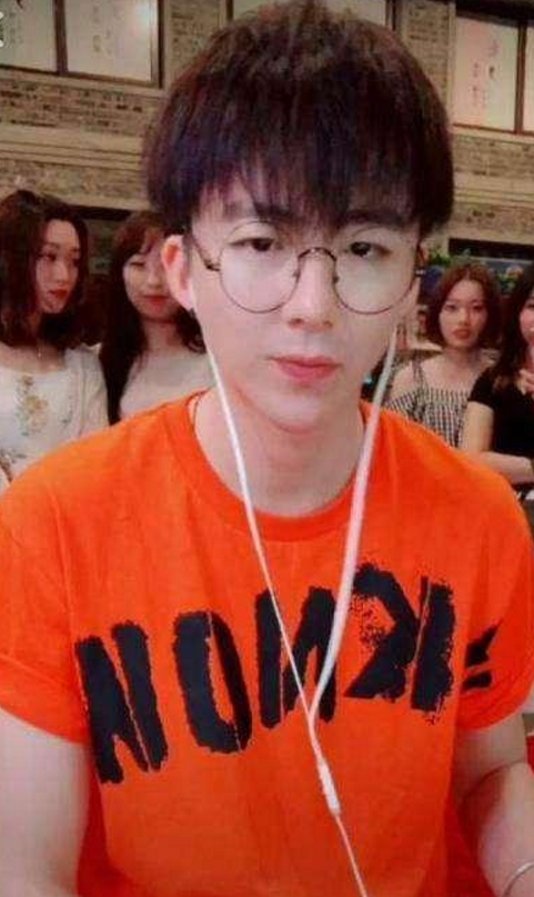 比一线明星都红!抖音摩登兄弟爆红,一条街的收