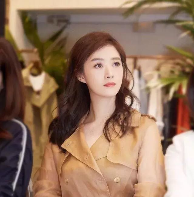 甩掉20斤的蒋欣瘦回巴掌脸,然而像她一样减肥