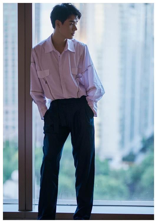 我真的很喜欢龚俊的衣服。白色毛衣和牛仔裤是