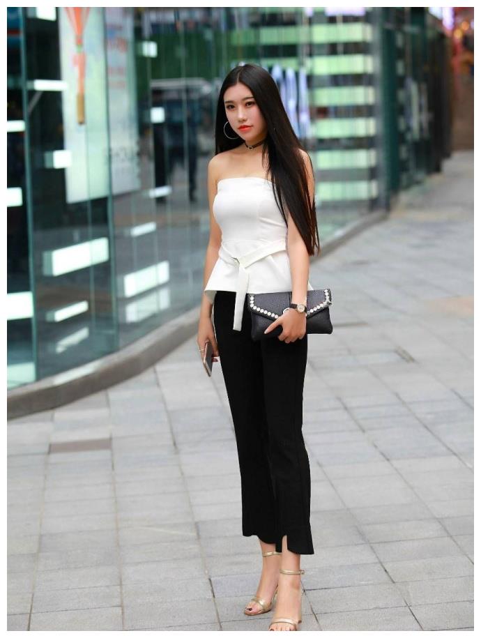 街拍:美女白色一字肩上衣搭配黑色直筒裤,优雅
