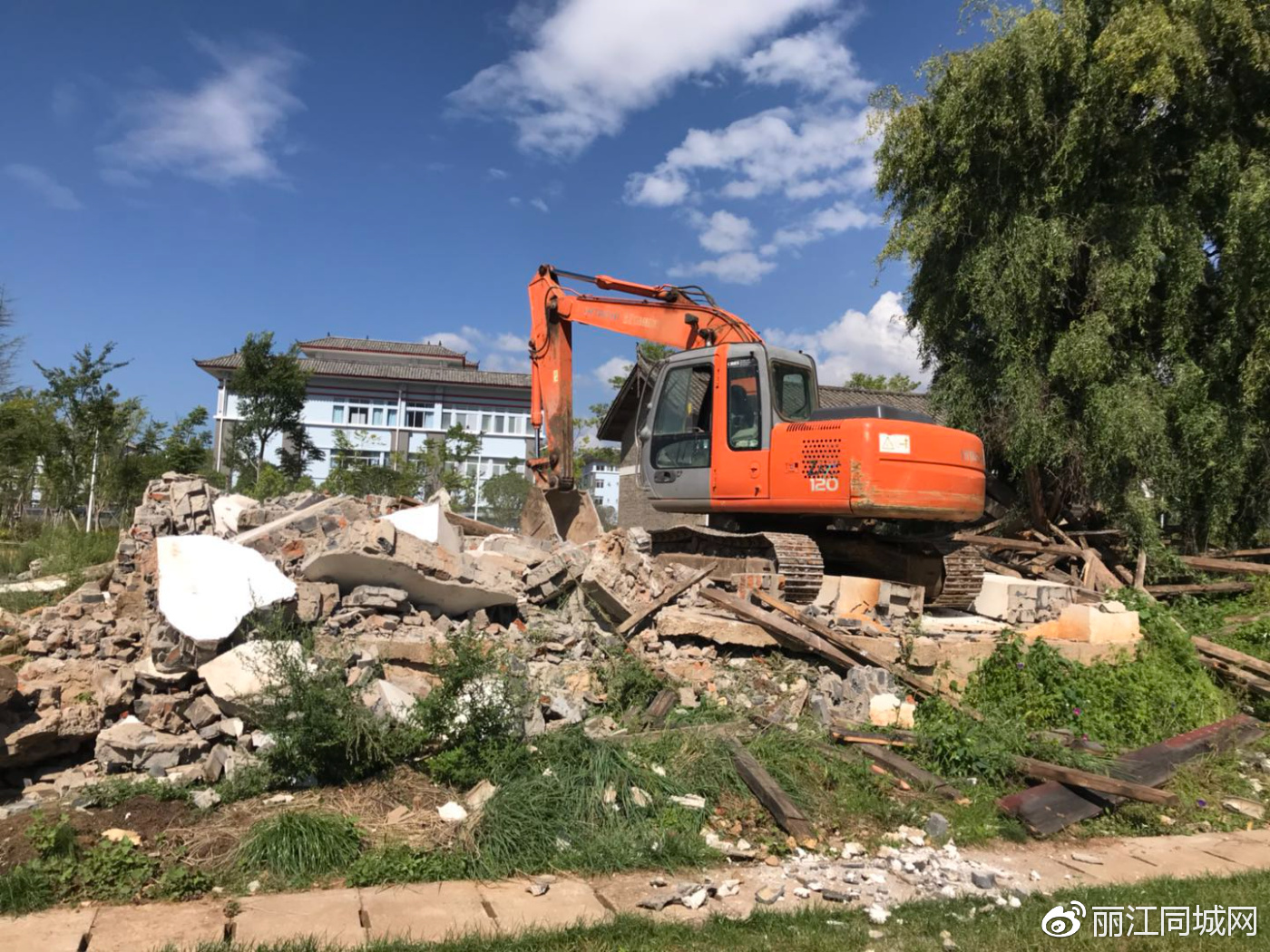 困扰福慧学校三年的危房问题今天解决了 崔书