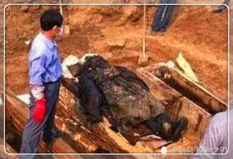 清朝唯一没埋在皇陵的皇帝，死后穿着龙袍，却被埋在乱坟岗