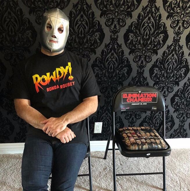 前UFC重量级冠军凯恩·维拉奎兹参加WWE摔