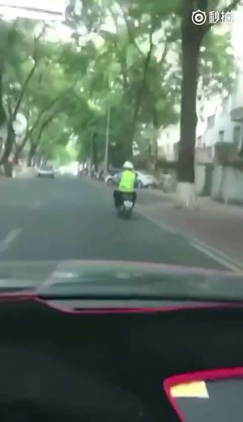 电动车和摩托车不让带人，可是大部分都设计了两人座…   汽车  ​