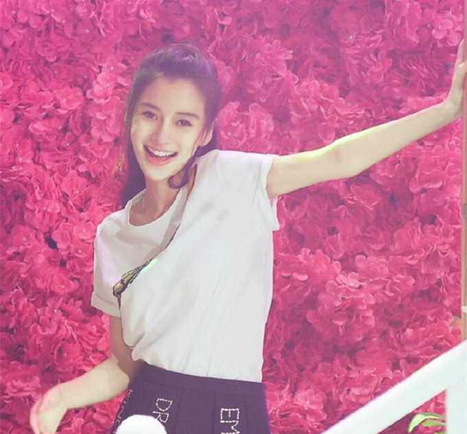 女星们的白色上衣,杨幂潇洒,杨颖活力,都不如她