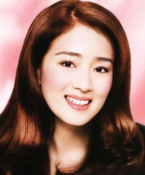 1996年2月15日,巩俐与黄和祥结婚,圈内好友梅艳芳,林青霞等到场祝贺