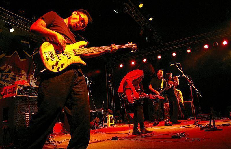 二手玫瑰乐队纪念黄家驹,翻唱《大地》被网友疯狂吐槽