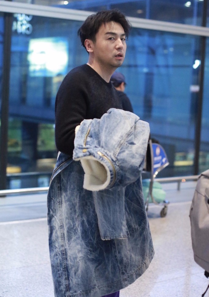 近日,雷佳音现身机场,只见他头发凌乱,穿着蓝色的裤子,抱着羽绒服