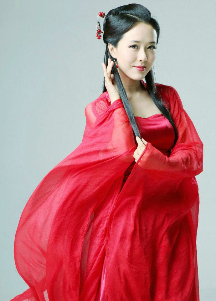 身穿中国红的红妆美女,气质出众,温婉大方