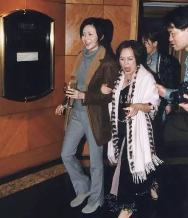 从拜金小三到人生赢家,香江第一美人李嘉欣的