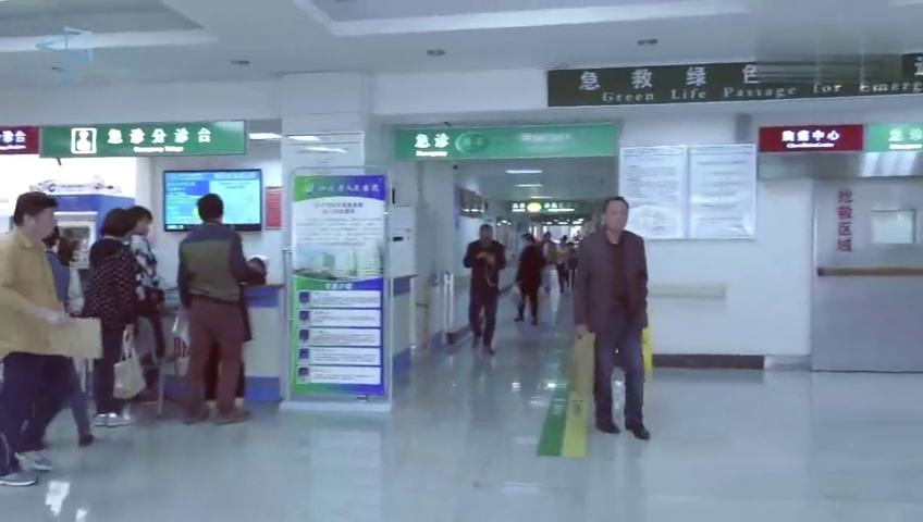 老人晕倒五分钟无人救,女孩未救回痛哭