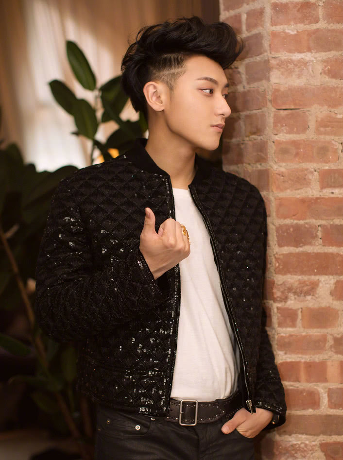 黄子韬低调亮相纽约时装周 一身经典黑白搭网