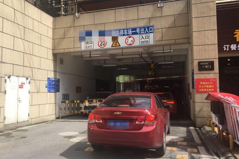 停车一个月收费5388元？业委会突然调价，车主不慎“中招”