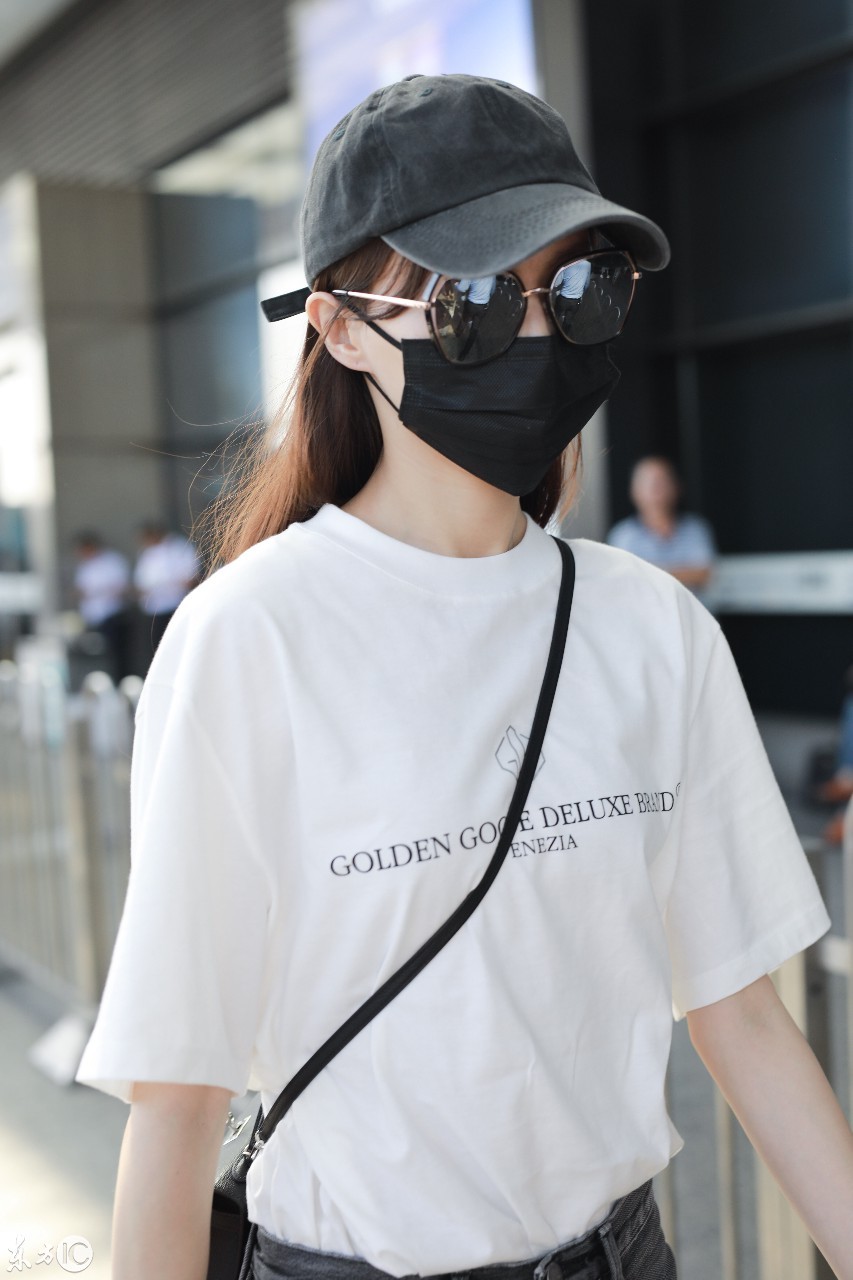 唐嫣戴棒球帽和口罩穿白T搭配牛仔裤现身机场