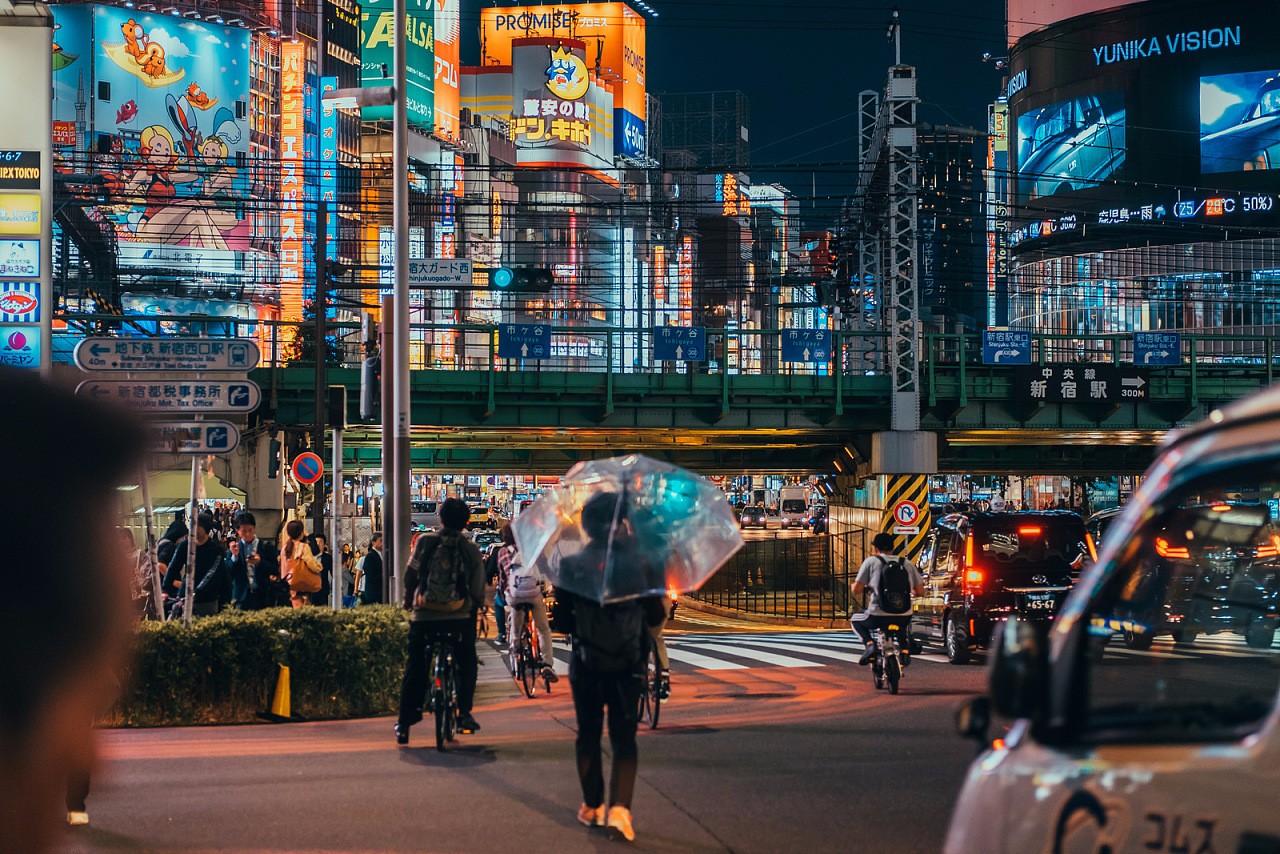 东京街拍:这些行色匆忙的人们,虽处繁华闹市却依然倍感孤独
