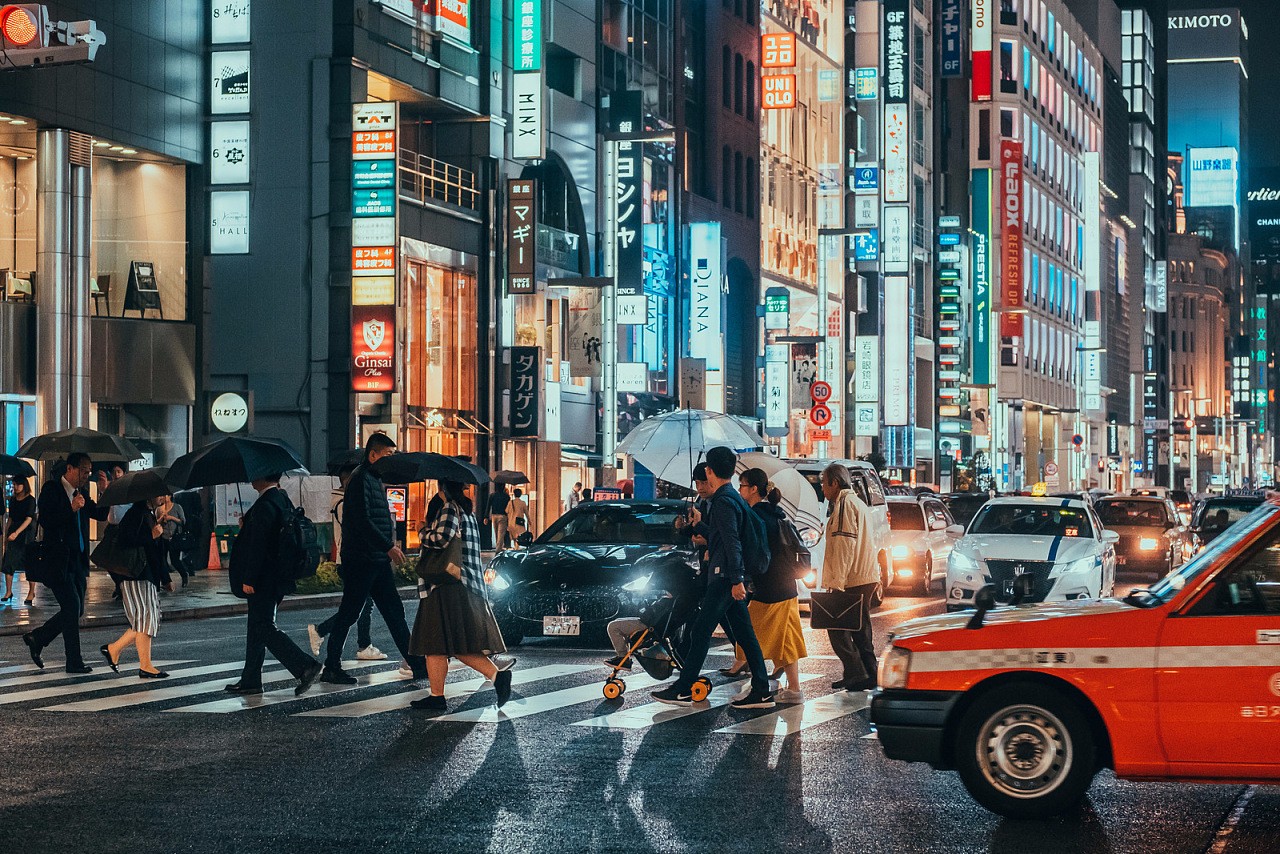 东京街拍:这些行色匆忙的人们,虽处繁华闹市却依然倍感孤独