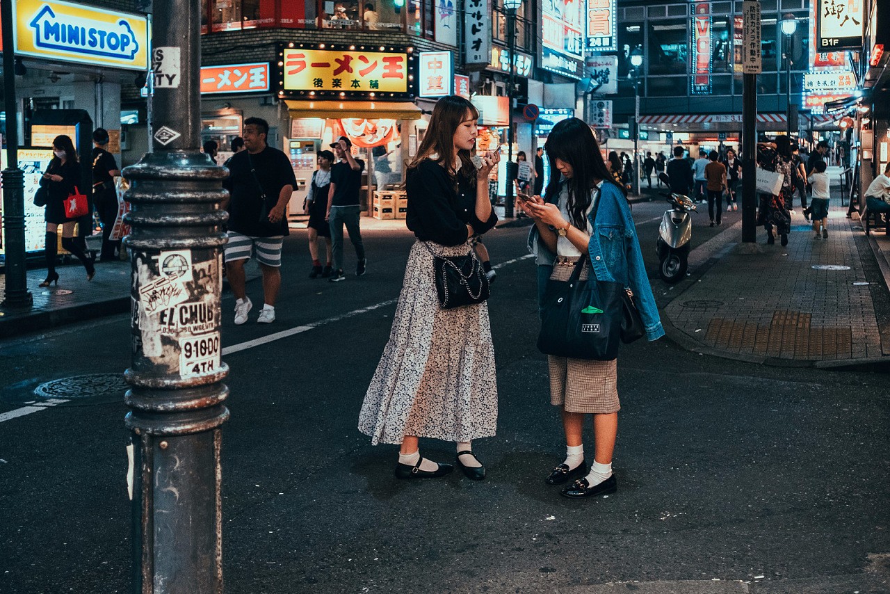 东京街拍:这些行色匆忙的人们,虽处繁华闹市却依然倍感孤独
