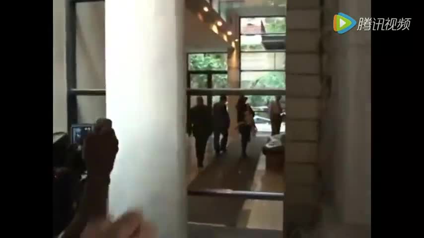 大街上遇到一辆黑色SUV 看到车主身份后我凌乱了