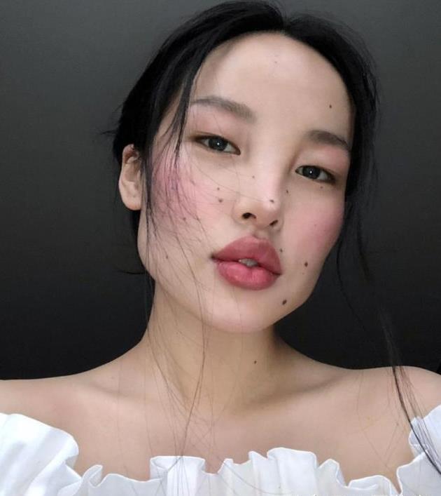 藏族模特宽鼻子厚嘴唇大脸盘满脸痣，却被欧美大赞高级美!