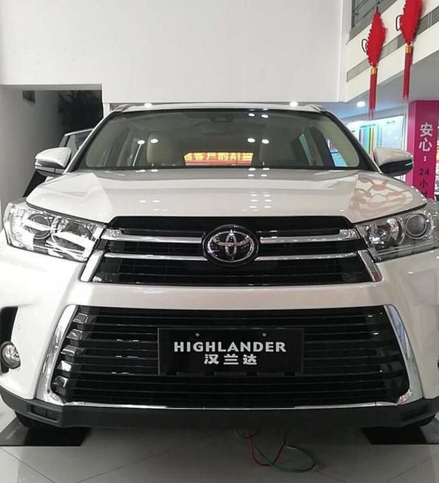 18款汉兰达尊贵白色到店实拍,国内特有前脸很霸气,帅得一塌糊涂