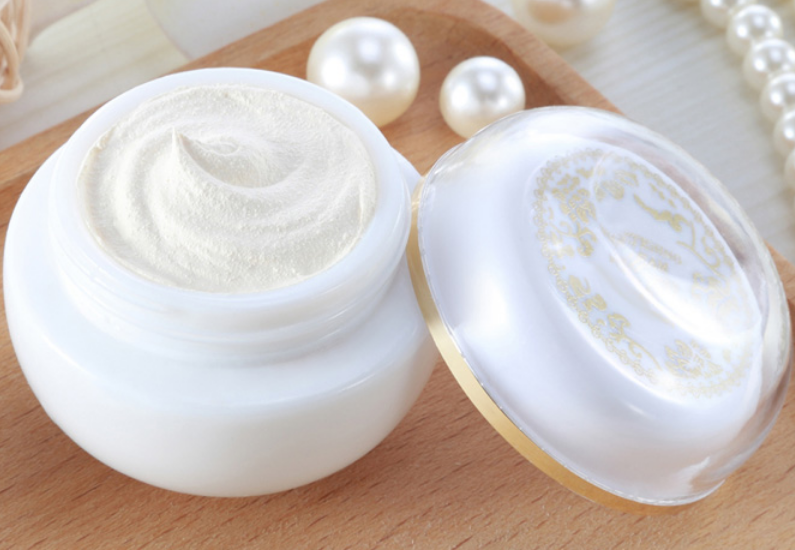 屈臣氏的这款素颜霜,能淡斑美白,并且好用不贵