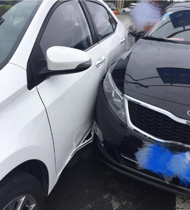 新手司机技术太烂，卡罗拉停在线内能把它给撞了，而且还挺严重