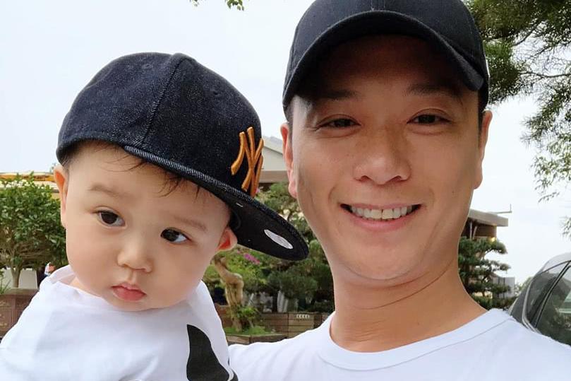 胡杏儿老公晒与儿子穿亲子装,幽默地夸奕霆知