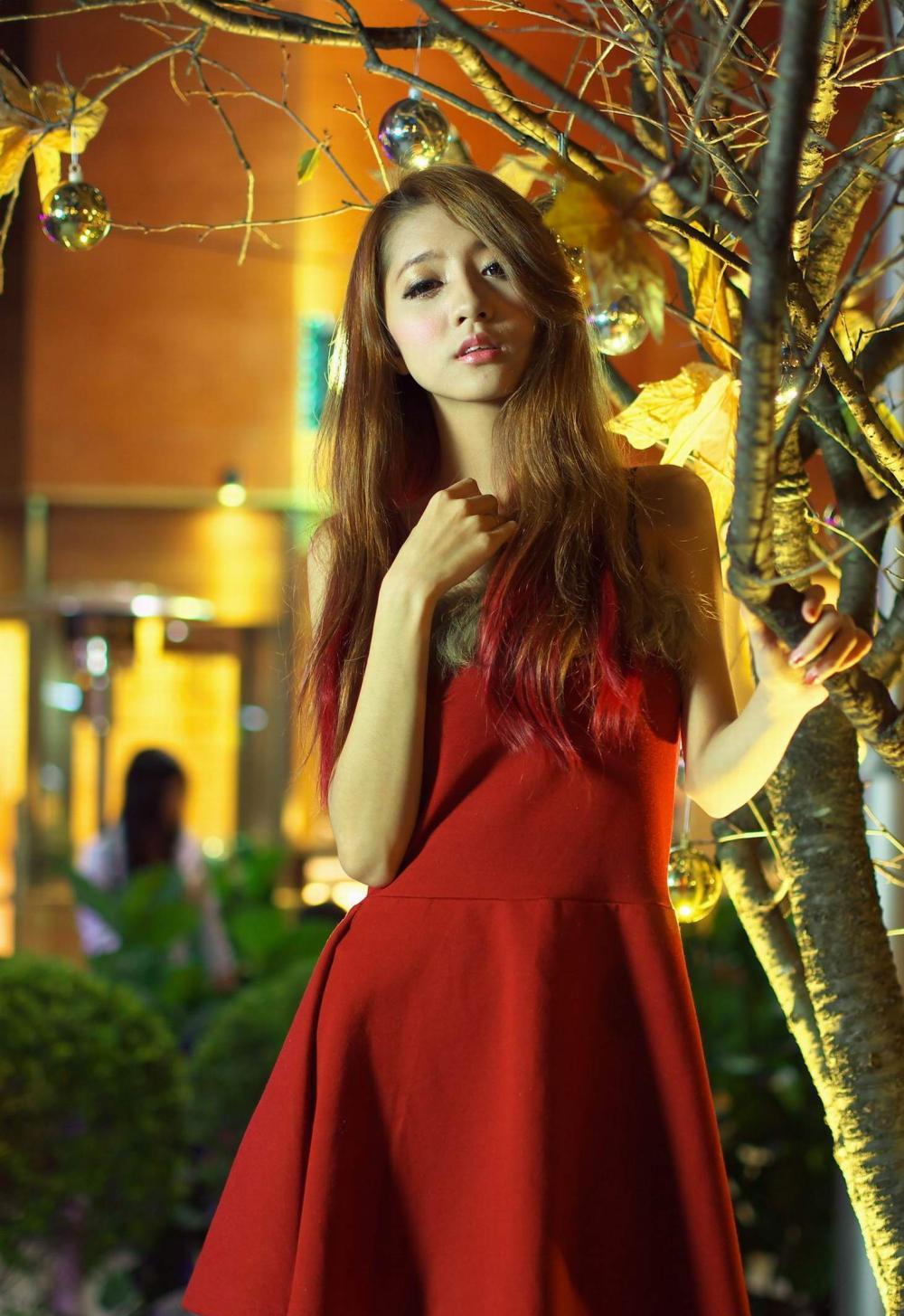 时尚夜拍: 夜色下的红衣裙美女, 更加性感漂亮.