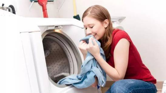 洗衣机洗完衣服总有毛毛怎么办?隔壁阿姨教了