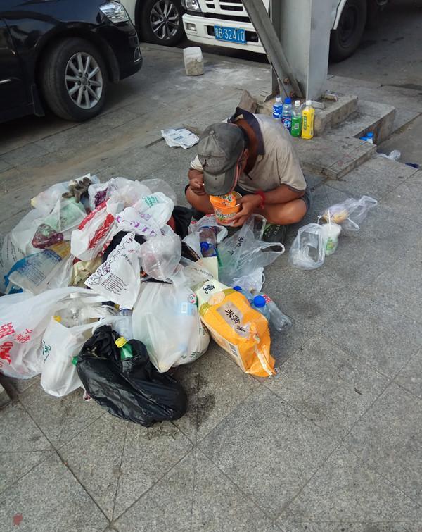 香港富商流落东莞街头11年 靠捡垃圾桶食物维生