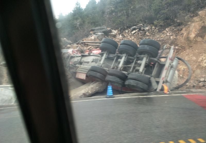 稻城亚丁自驾游驾驶小轿车, 压力不大!