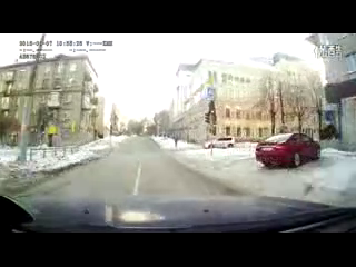 交通安全警示录：正常行驶撞上闯红灯车辆