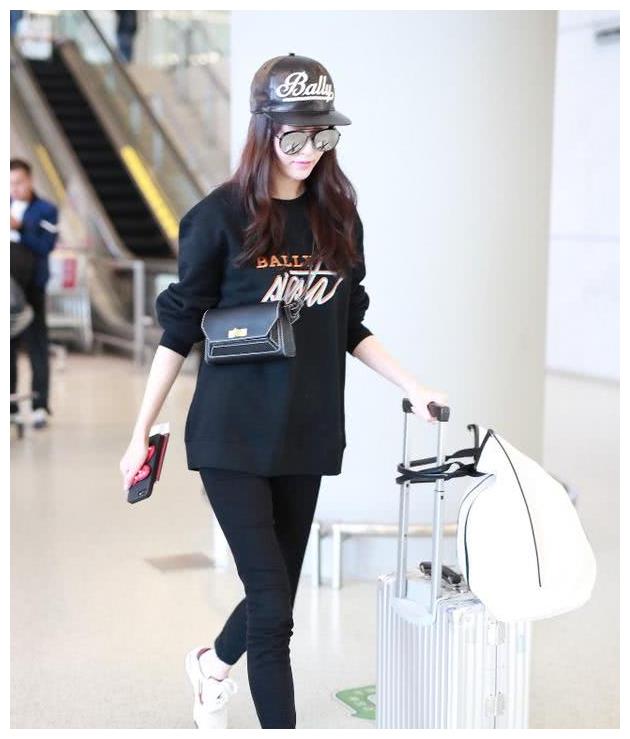 唐嫣的一身黑衣现身,这次竟然没人看她的腿了