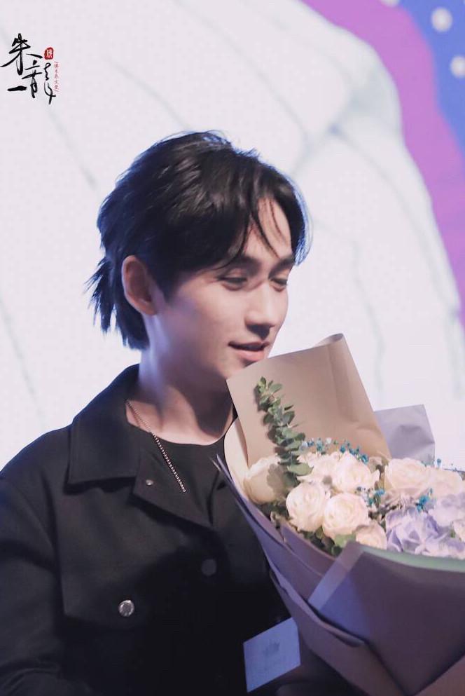 朱一龙亮相机场包裹严实，遛肩严重，惯性驼背像老大爷?