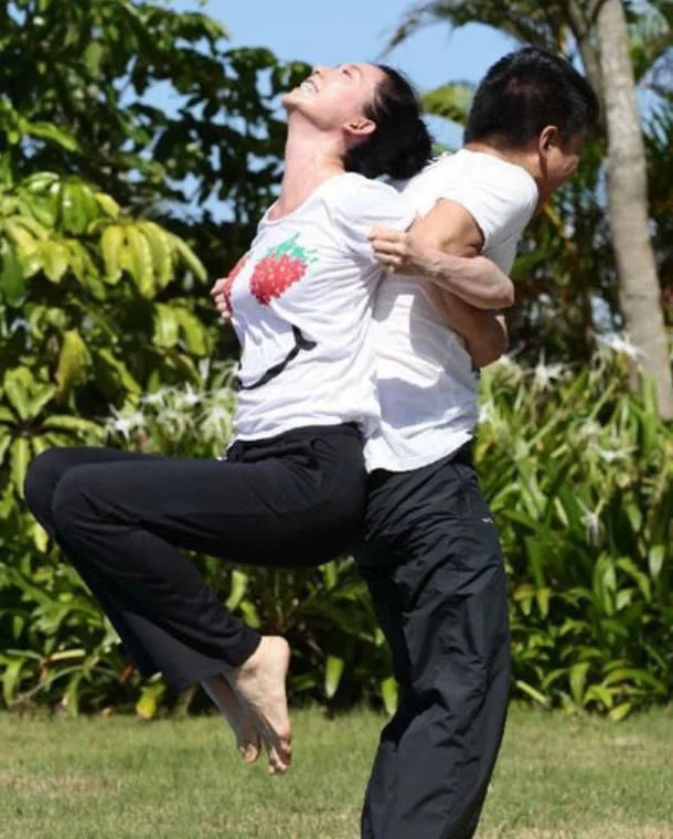 林志玲黄渤晨起做瑜伽，当她俯下身时，老司机们发现了惊天大秘密