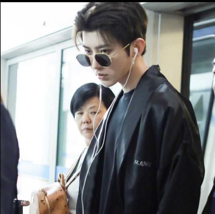 蔡徐坤现身机场飞芬兰 黑色风衣搭配墨镜气场